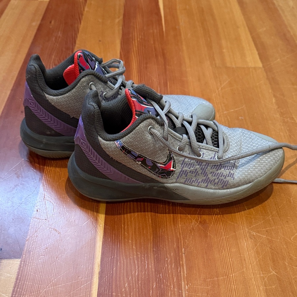 Nike Kyrie Flytrap II Kids Basketball Shoes AQ3412-003 Size 3.5Y Gray Purple
